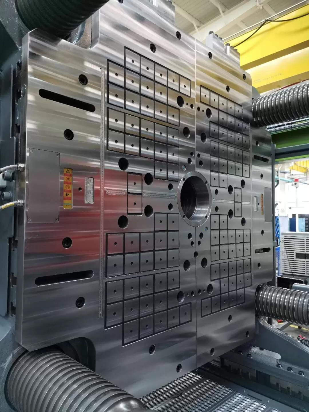 Injection Molding Revolution: How QHMAG’s Electro-Permanent Quick-Change Cuts Mold Swap Time to 90 Seconds